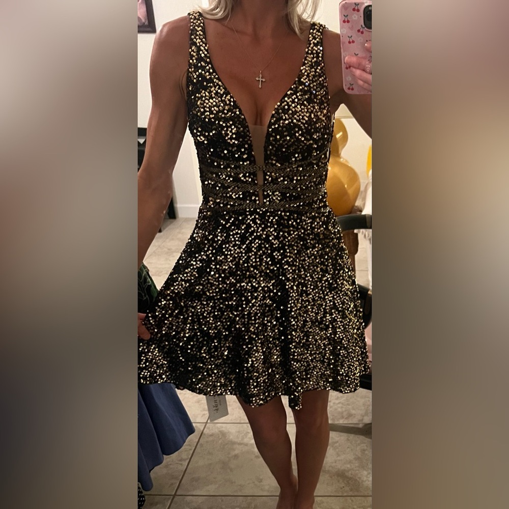 Ellie Wilde Mon Cheri Sequin gold and black short formal dress, size 4, EW21827S